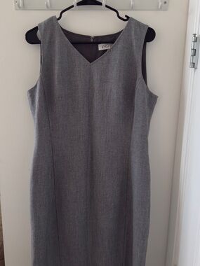 Kasper Sleeveless V‑Neck Midi Sheath Dress in Gray